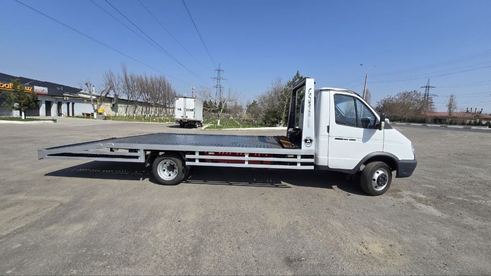 Эвакуатор с ломаной платформой для перевозки легковых автомобилей