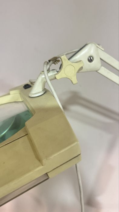 Увеличительное стекло на стойке