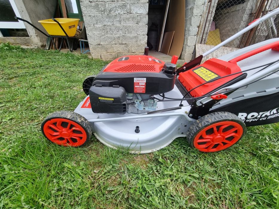 Mașina de tuns Iarba cu propulsie