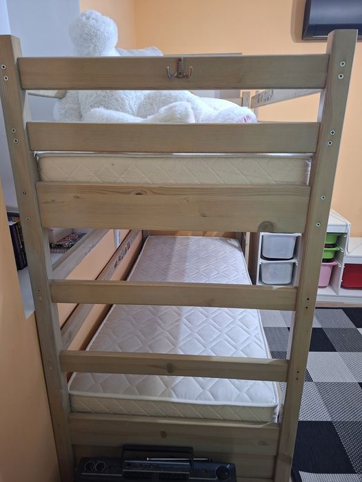 Двуетажно дървено легло