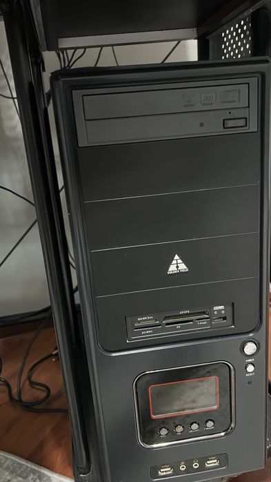 Компьютерный стол, компьютер и аксессуары, колонки Microlab