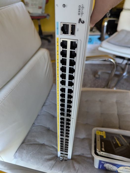 Switch Cisco C1000-48P-4G-L