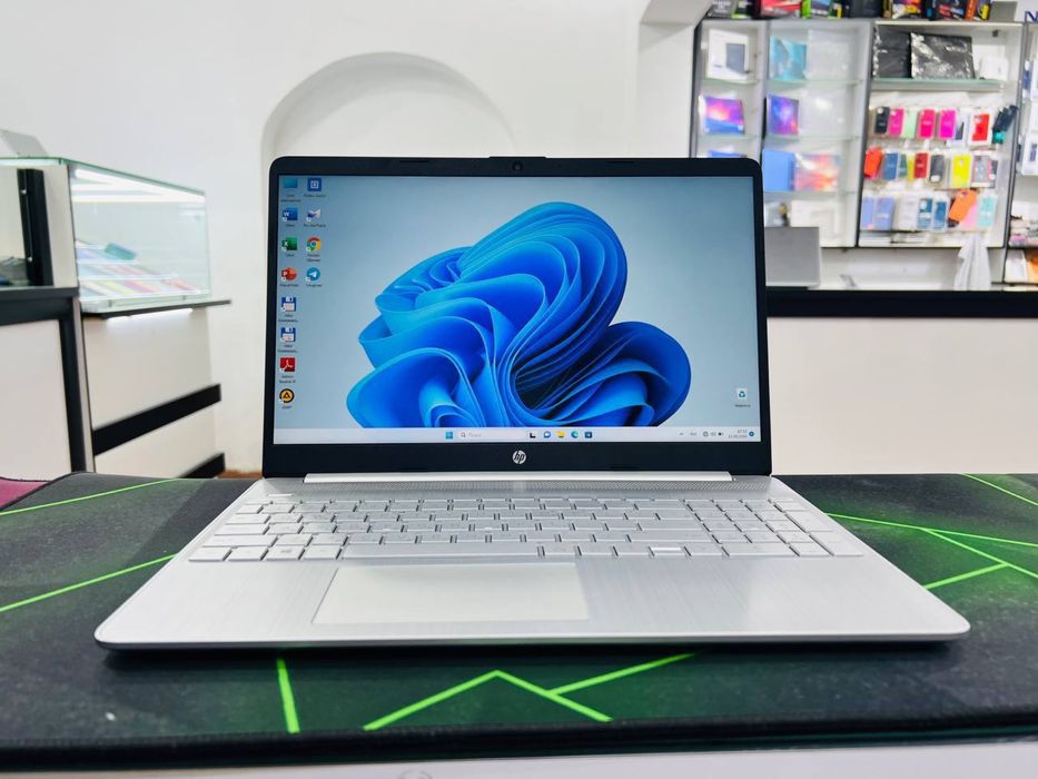 HP laptop silver Core i5-11gen 8/256GB