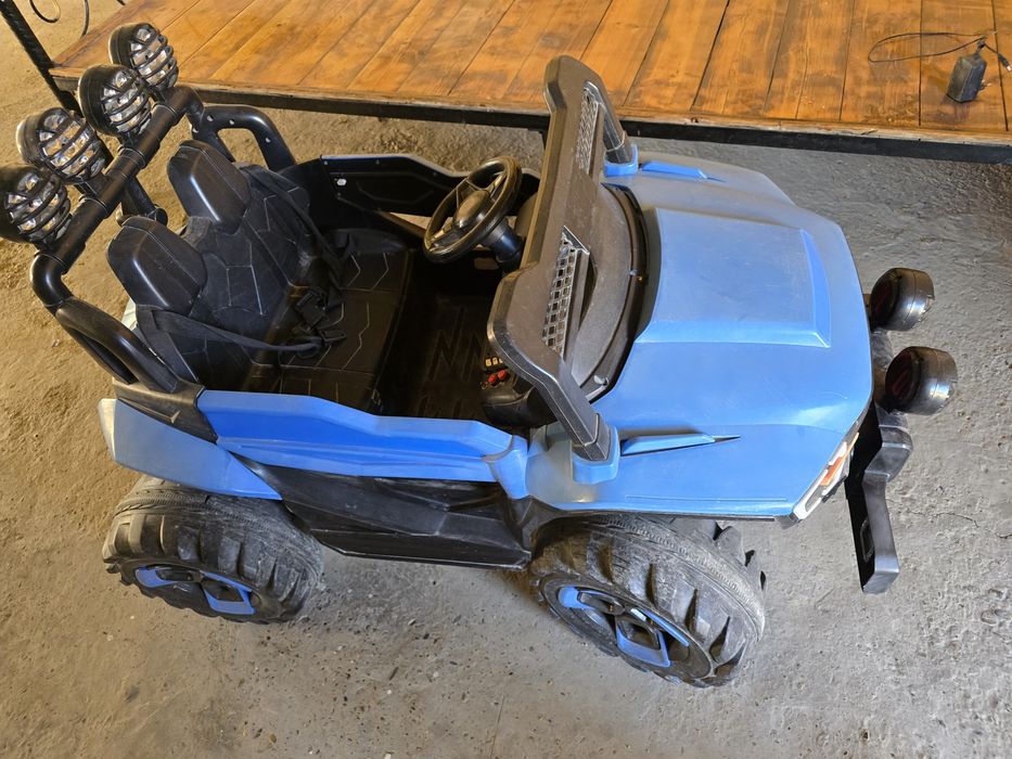 Машинка детская в хорошем состоянии