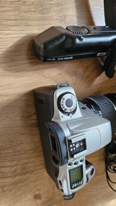 Canon EOS 300 лентов фотоапарат, работещ, с обектив 28-90mm, светкавица Hanimex, грип BP-200 и чанта