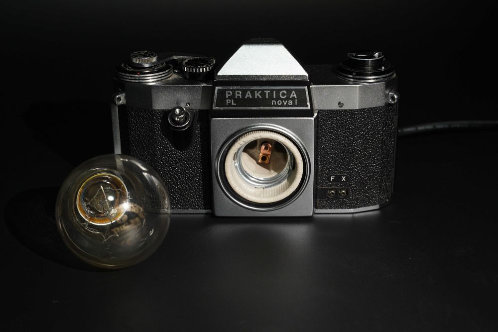 Lampă vintage din aparat foto Praktica SLR