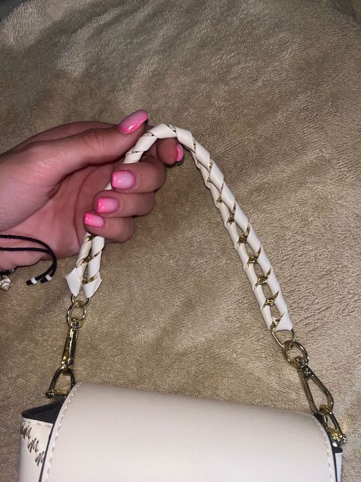 Бяла малка чанта