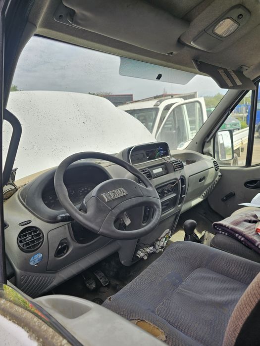 Vand sau dezmembrez renault Mascott  6.5t 2.8 150cp 6 trepte 
Basculabil pe spate de fabrica 
Cauciucuri bune 
Instalație AC
Scaun șofer cu perna aer