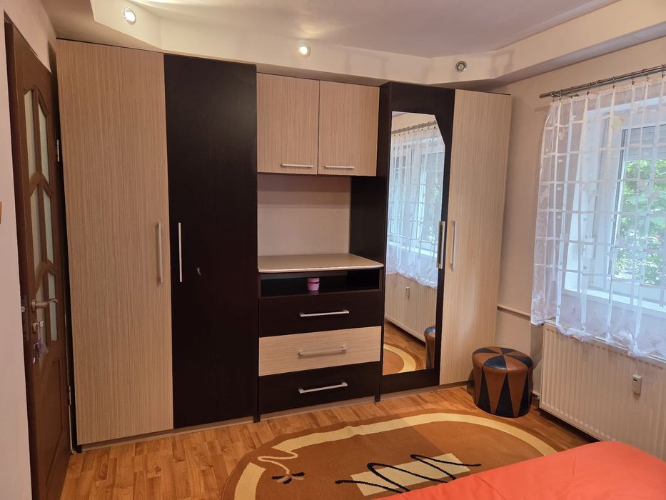 Închiriez ap. 3 camere Rogerius + loc de parcare