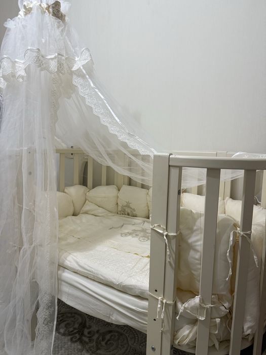 Детская кроватка с постельным бельем