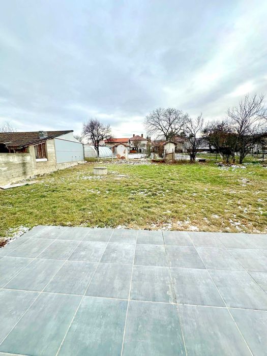 Нова къща с двор и гараж в с. Нови хан