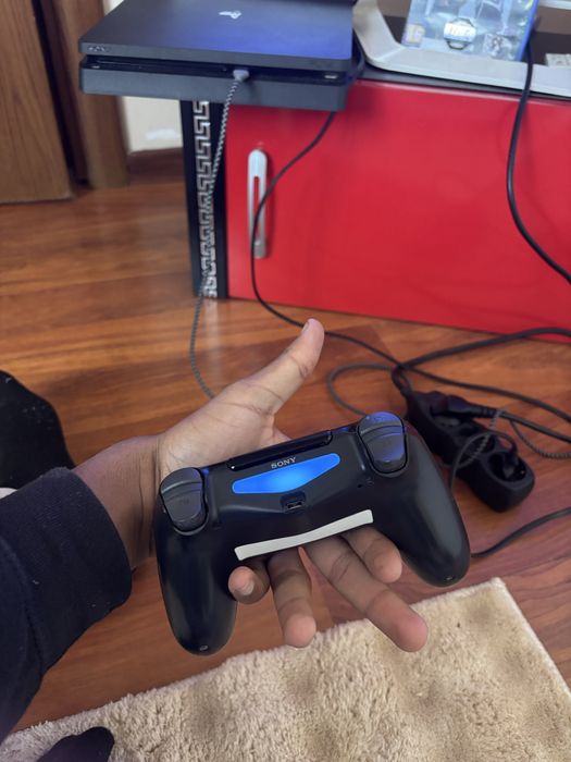 Ps4 Slim 500gb в много добро състояние с един джоистик и игра подарък