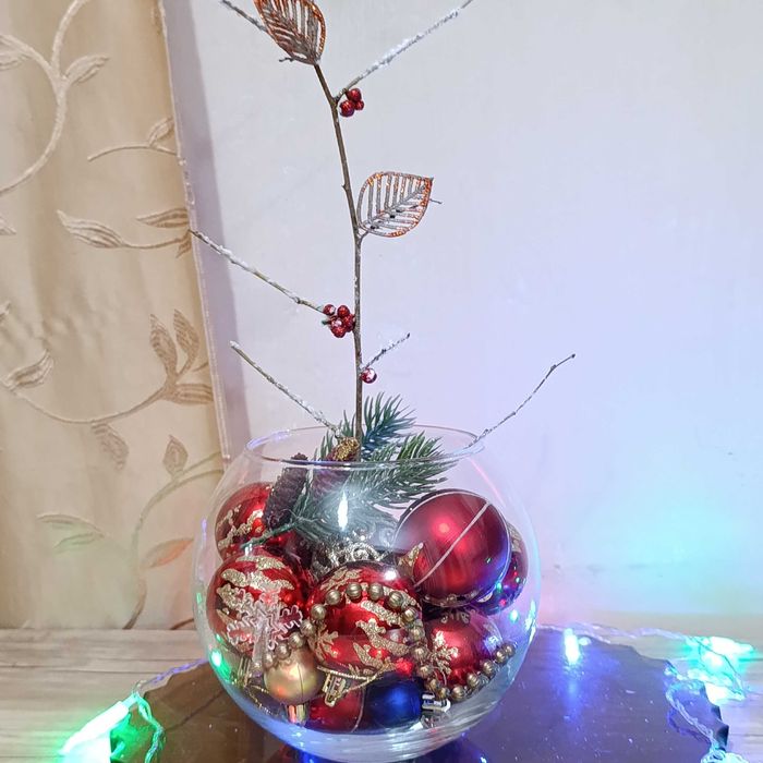 Новогодний комплект из круглой вазы, елочных игрушек и гирлянды.