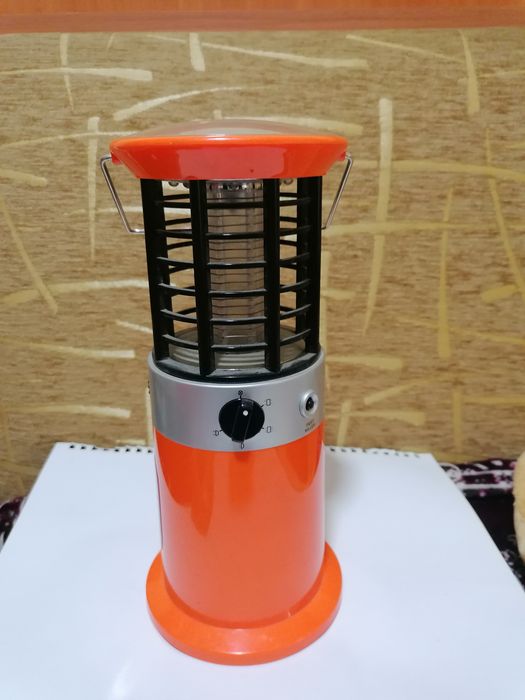 Lampa solară multifuncțională pentru camping cu dispozitiv de eliminare a insectelor