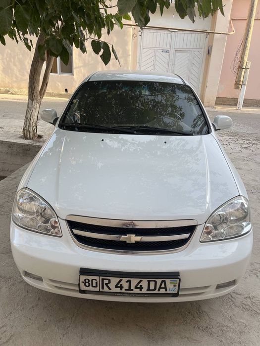 Автомобиль ласетти 1.8 л сотилади  2012й

267000км юргани метани бор