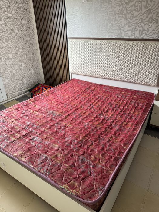 Продам кровать с двумя комотом