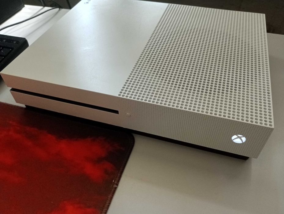 Xbox one S 1tb без джойстика