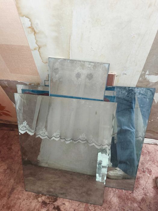 Зеркала много разных, люстра, отдам в дар,