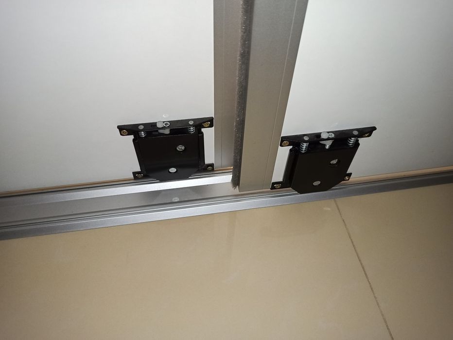 Uși glisante cu sistem amortizare