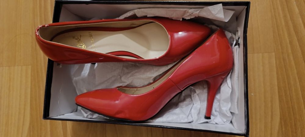 Красные лакированные туфли, 36 р.