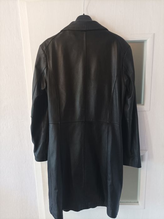 Късо дамско кожено манто.