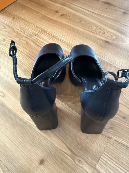 Черни обувки на висок ток