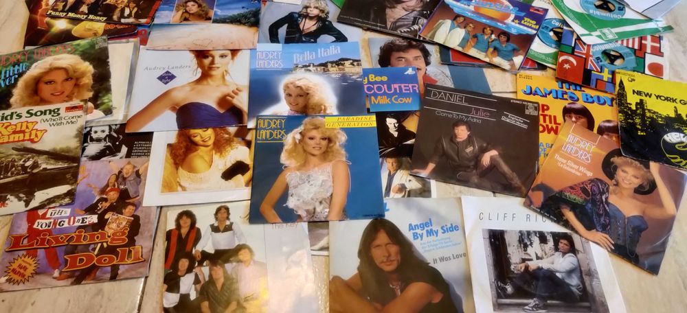 Pachete a cate 50 viniluri single 7'' pentru decor, la gramada!