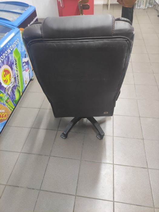 Офисные кресла б/у с колёсами