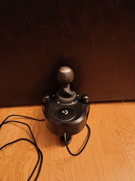 !VANDUT! Volan de gaming + pedale + schimbator  Logitech G29