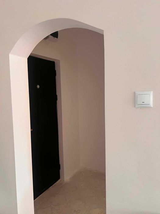 Vand garsoniera,confort 1,compusa din hol, baie, camera ,bucatarie si balcon izolat si inchis cu termopan ,etaj 4 ,str. Poetului, partial renovata,