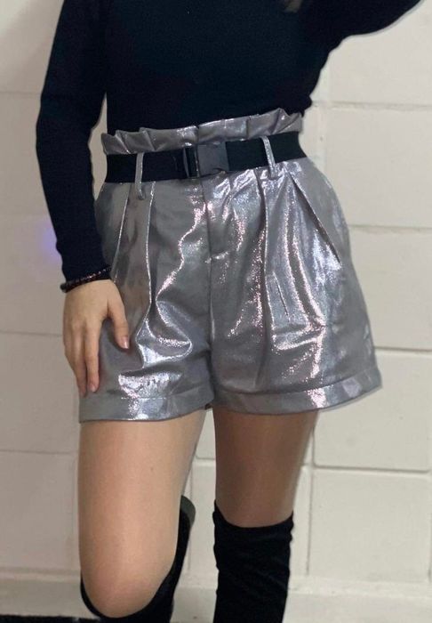 Лъскави къси панталони