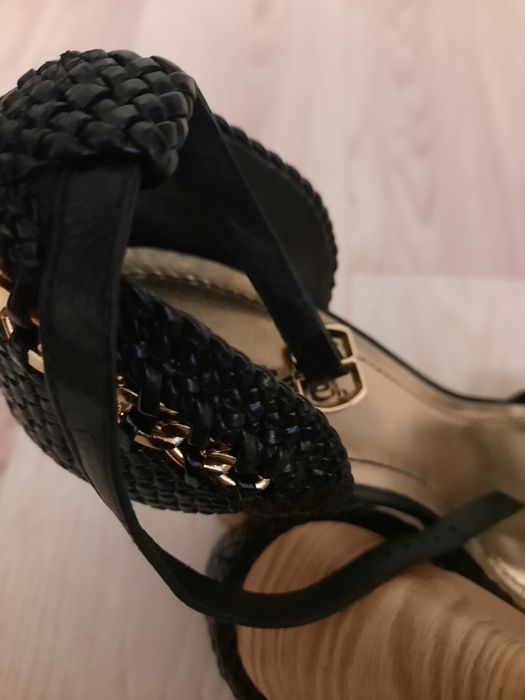 Продам туфли босоножки новые