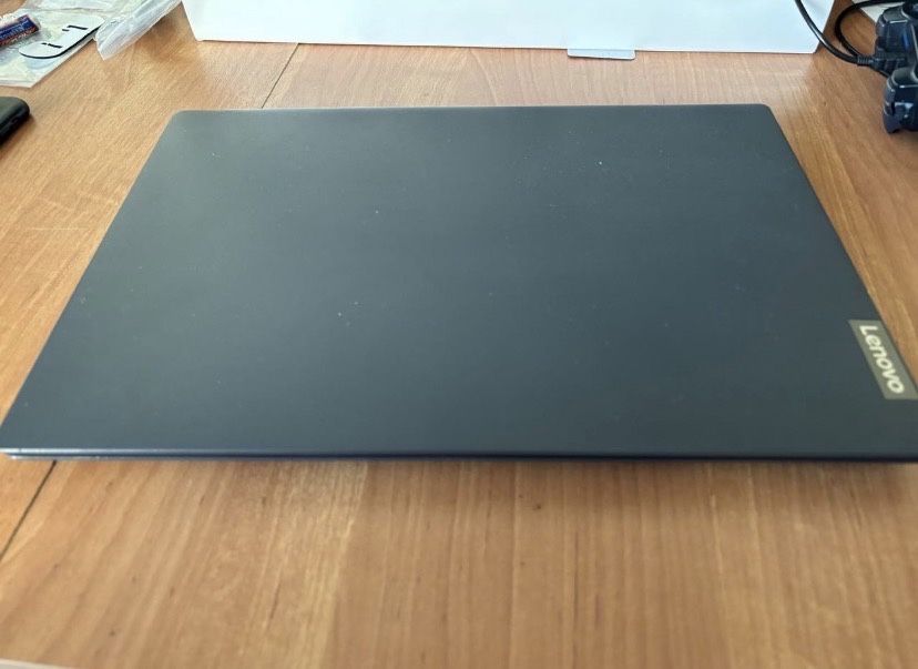 Lenovo i5/uhd/8gb/ssd120