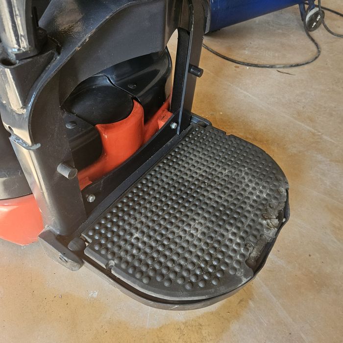 Електрическа палетна количка-стакер LINDE L14