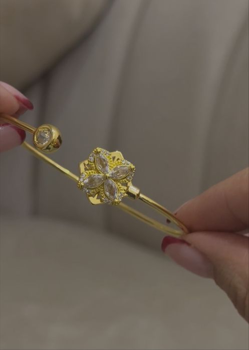 Браслет с крутящейся клевером