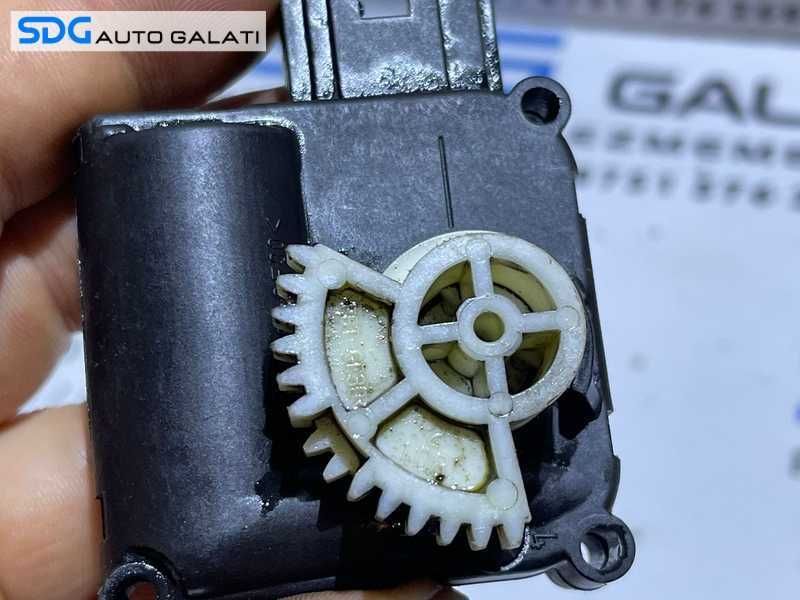 Motoras Dreapta Mijloc Grila Clapeta Clapete Aeroterma Audi A8 D3 2003 - 2010 Cod 4F0820511B 0132801369 [L0511]
