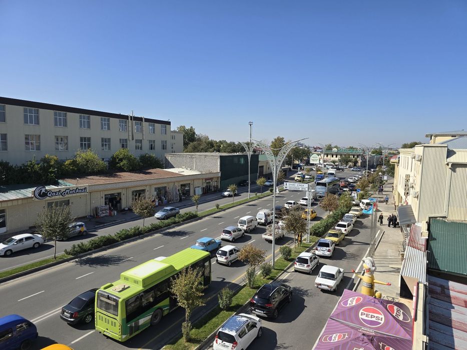 3-этажли здания и ховли сотилмокда йул усти Трикотажка перекрёсток ул