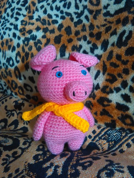 Ръчно плетена играчка прасенце.