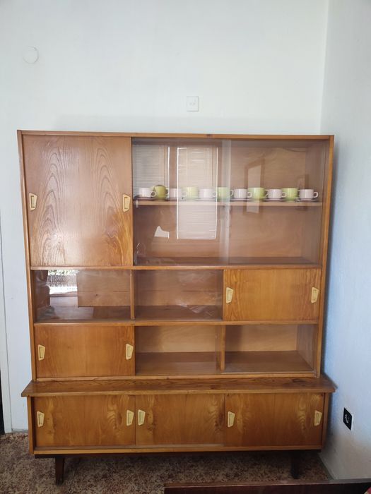 Подарявам винтидж шкаф-бюфет с размери Д 154/ В 178/ Ш 45.