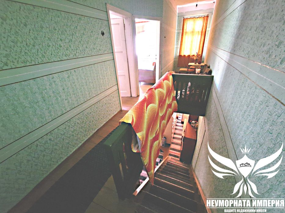 Триетажна къща с постройки 145РЗП с 194кв. в двор село Орехово