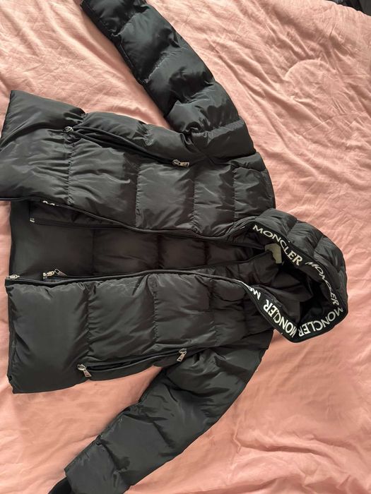 Vând geaca Moncler de bărbați