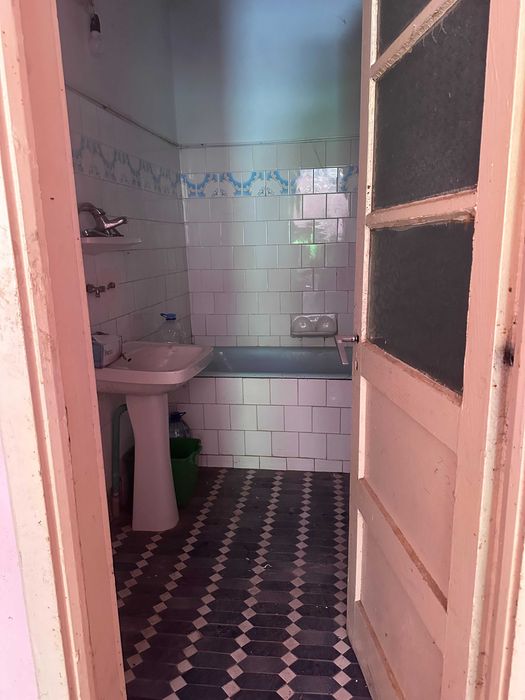 De vanzare douo case. Una pe Strada Canepii 55 - necesita renovare; cealalta, momentan in regim hotelier, pe Ilarie Chendi 70(poarta de lemn).