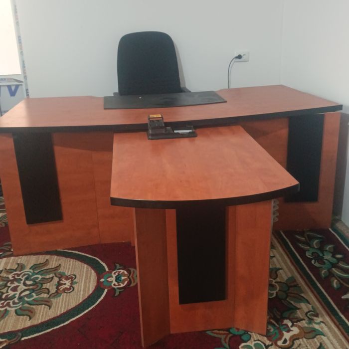 Офис учин стол сотилади