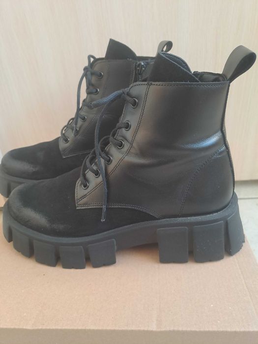 Дамски боти от естествена кожа и велур в черно