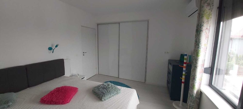 Casă spațioasă cu panouri fotovoltaice și încălzire în pardoseală