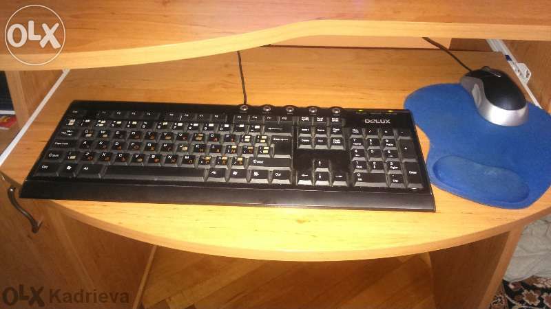 Компютър Асус с бюрото