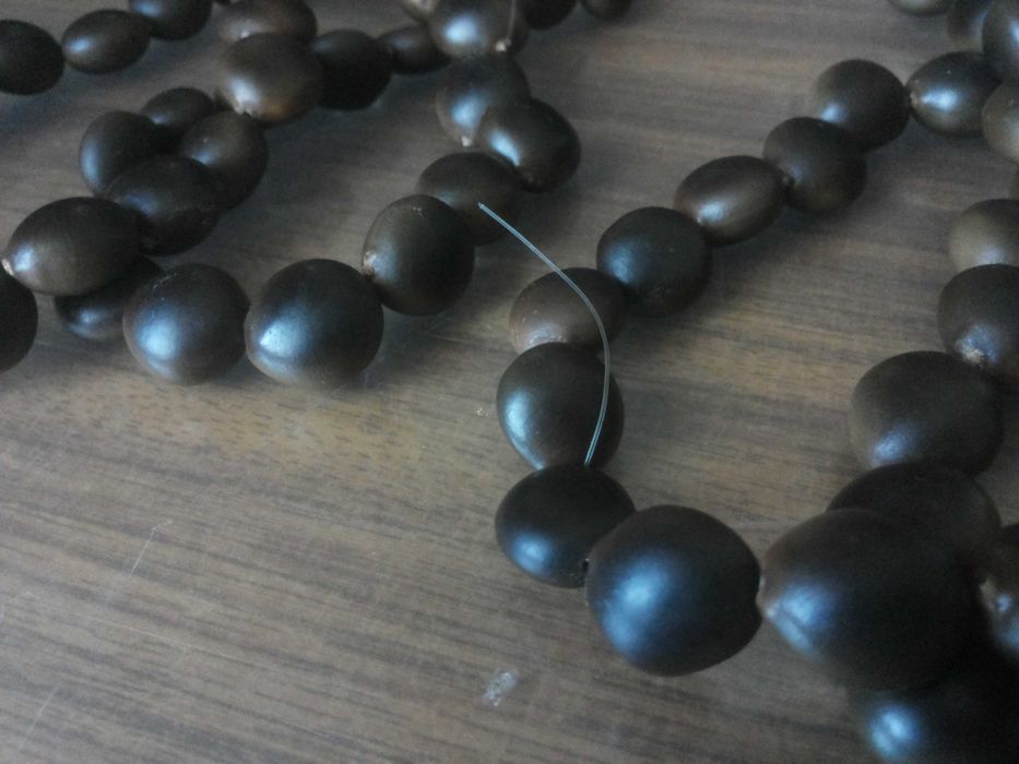 Бусы из семян рожкового дерева, ручная работа