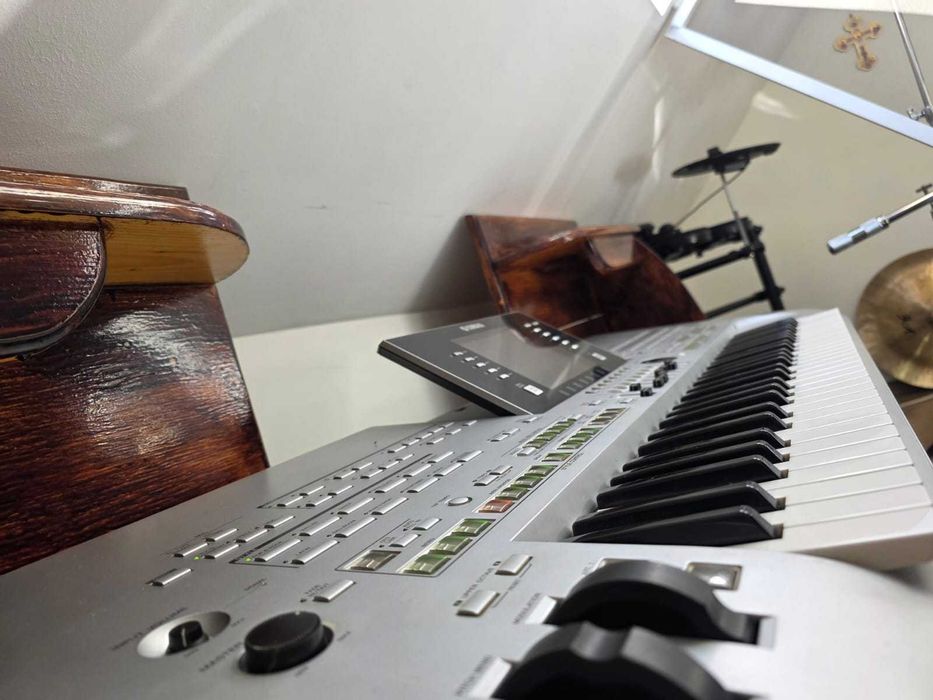 Vând  clapa Yamaha Tyros 3 –