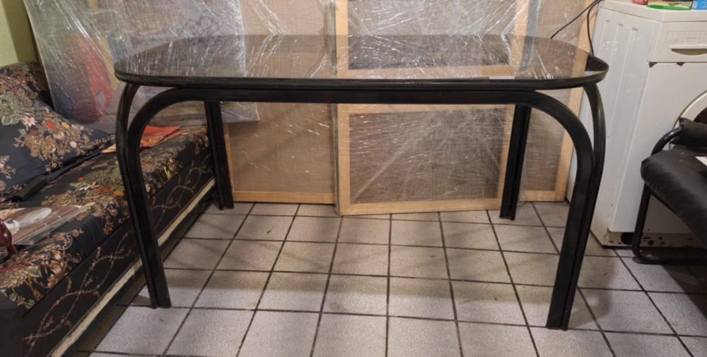 Стилни столове ,стъклена маса може да станат комплект , дивани ,маси .