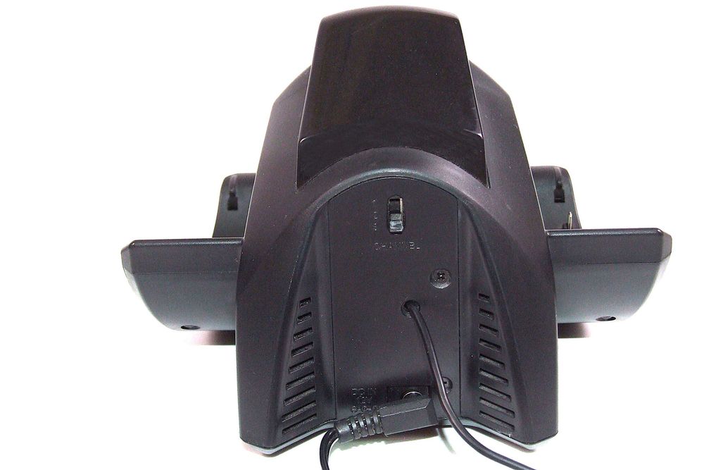 Casti fara fir VIVANCO Aircoustic (statia de incarcare inclusa): auto-tuning, balans si volum, NOI